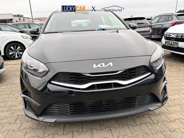 Kia Ceed Sportswagon Spin 1.5 T-GDI 140PS 7DCT (AUTOMATIKGETRIEBE), Schwarz-Metallic, 16" Alufelgen, Klimaanlage, Winter-Paket, Navigationssystem 10,25", Parksensoren hinten, Rückfahrkamera, Tempomat, Dachreling, Beheiztes Lederlenkrad, ZV mit Fernbedienung, Reserve-Notrad 