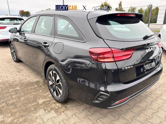 Kia Ceed Sportswagon Spin 1.5 T-GDI 140PS 7DCT (AUTOMATIKGETRIEBE), Schwarz-Metallic, 16" Alufelgen, Klimaanlage, Winter-Paket, Navigationssystem 10,25", Parksensoren hinten, Rückfahrkamera, Tempomat, Dachreling, Beheiztes Lederlenkrad, ZV mit Fernbedienung, Reserve-Notrad 