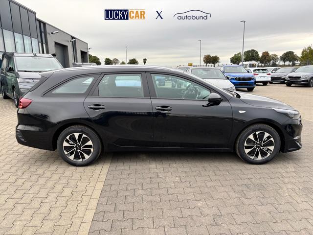 Kia Ceed Sportswagon Spin 1.5 T-GDI 140PS 7DCT (AUTOMATIKGETRIEBE), Schwarz-Metallic, 16" Alufelgen, Klimaanlage, Winter-Paket, Navigationssystem 10,25", Parksensoren hinten, Rückfahrkamera, Tempomat, Dachreling, Beheiztes Lederlenkrad, ZV mit Fernbedienung, Reserve-Notrad 
