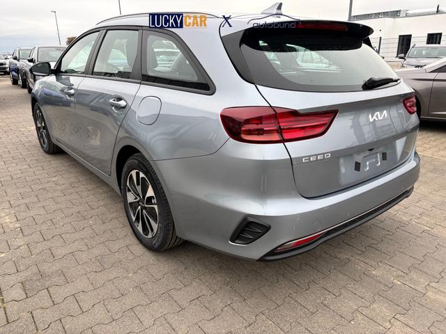 Kia Ceed Sportswagon Spin 1.5 T-GDI 140PS 7DCT (AUTOMATIKGETRIEBE), Lunar-Silver-Metallic, 16" Alufelgen, Klimaanlage, Winter-Paket, Navigationssystem 10,25", Parksensoren hinten, Rückfahrkamera, Tempomat, Dachreling, Beheiztes Lederlenkrad, ZV mit Fernbedienung, Reserve-Notrad 