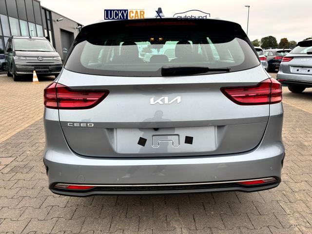 Kia Ceed Sportswagon Spin 1.5 T-GDI 140PS 7DCT (AUTOMATIKGETRIEBE), Lunar-Silver-Metallic, 16" Alufelgen, Klimaanlage, Winter-Paket, Navigationssystem 10,25", Parksensoren hinten, Rückfahrkamera, Tempomat, Dachreling, Beheiztes Lederlenkrad, ZV mit Fernbedienung, Reserve-Notrad 