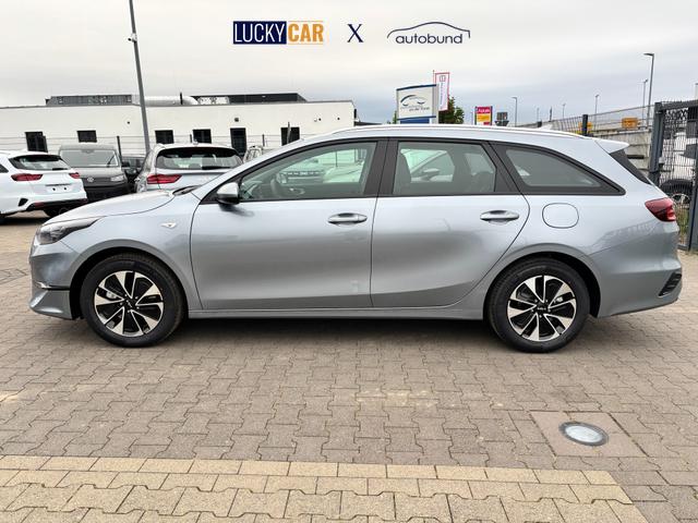 Kia Ceed Sportswagon Spin 1.5 T-GDI 140PS 7DCT (AUTOMATIKGETRIEBE), Lunar-Silver-Metallic, 16" Alufelgen, Klimaanlage, Winter-Paket, Navigationssystem 10,25", Parksensoren hinten, Rückfahrkamera, Tempomat, Dachreling, Beheiztes Lederlenkrad, ZV mit Fernbedienung, Reserve-Notrad 