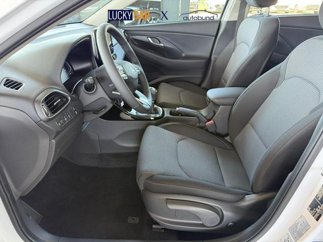 Hyundai i30 Kombi Smart 1.5 GDI / Navi PDC V.&H + Kamera LED Tempomat Alu 16" 