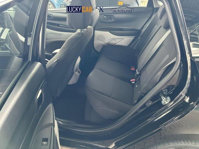 Hyundai i20 Pure 1.2 MPI / Navi PDC Hinten + Kamera Abgedunkelte Scheiben Tempomat Alu 16" 