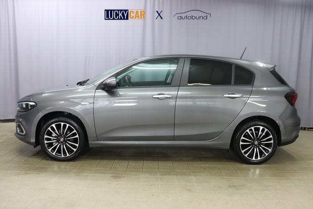 Tipo 5-Türer MY22 TIPO 5-Türer City Life 1.0 74kW (100PS)695 - Colosseo Grau 645 - Stoff Schwarz "316 Rückfahrkamera mit dynamischen Führungslinien 3A4 Sicherheits-Plus-Paket 3A5 Convenience Plus-Paket 3B4 Style-Paket 452 Sitzheizung vorn 5DR Colosseo Grau ja laut RE 21.10 fb 7QC Uconnect™ NAV Navigationssystem und digitalem Audioempfang DAB+"