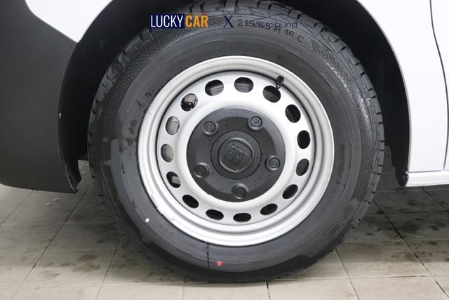 Fiat Scudo L3 2.0 145PS MT 549 - WEISS 969 - Standard Sitze "980 vollwertiges Ersatzrad 9A1 Pack Visibility Schweibenwischer mit Regensensor Elektrische und beheizbare Außenspiegel, anklappbar Nebelscheinwerfer Serie: 516 Heckflügeltüren 450 Höhenverstellbarer Fahrersitz 056 Berganfahrhilfe 149 Trennwand ohne Fenster 025 Klimaanlage"