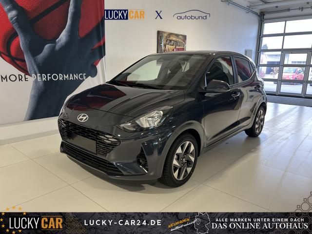 Lagerfahrzeug Hyundai i10 - GO  1.2 MT 58 kW (79 PS) Klimaautomatik, Navigationssystem, Apple CarPlay & Android Auto, Sitzheizung, Lenkradheizung, Einparkhilfe hinten, R&uuml;ckfahrkamera, Privacy Glass, 15" Leichtmetallfelgen, uvm.