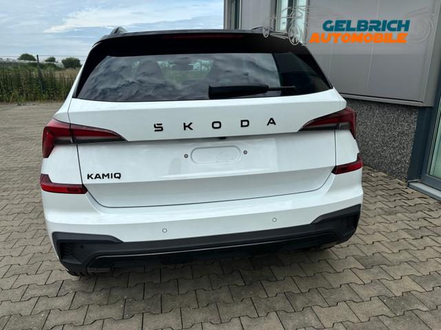 Skoda Kamiq Extra 1.5 TSI 150PS DSG (AUTOMATIK), 5 Jahre Garantie, 16" Alu, Climatronic, Radio 8" + SmartLink, Parksensoren hinten, R&uuml;ckfahrkamera, Sitzheizung, SunSet, Tempomat, Armlehne, NSW, LED-Scheinwerfer, Dachreling, Virtual Cockpit, Reserverad, M-Lederlenkrad 