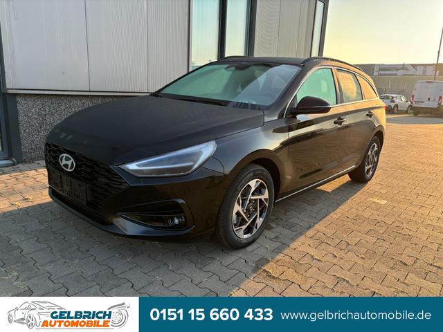 Hyundai i30 Kombi - Family 1.5 T-GDI MHEV 48V 140PS 7DCT/AUTOMATIK, 5 Jahre Garantie, NAVIGATIONSSYSTEM 10,25", 16" ALUFELGEN, SITZHEIZUNG, Bi-LED-Scheinwerfer, Parksensoren vorn/hinten, Rückfahrkamera, Klimaanlage, Tempomat, BEHEIZTES Lederlenkrad, Nebelscheinwerfer, ZV mit Fernb