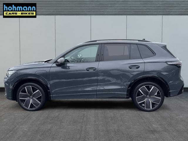 Volkswagen / Tiguan / Grau / / / PLUG-IN+PANO+AHK+HD MATRIX+NAVI+BLACK STYLE+20 LM+ACC