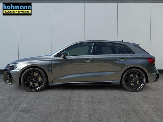 Audi / RS3 Sportback / Grau / / / MATRIX+360KAM+SHZ+KLIMA+LED+SOUND+19ALU+DESIGNPAKET ROT, Beispielbilder, ggf. teilweise mit Sonderausstattung