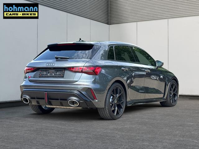 Audi / RS3 Sportback / Grau / / / MATRIX+360KAM+SHZ+KLIMA+LED+SOUND+19ALU+DESIGNPAKET ROT, Beispielbilder, ggf. teilweise mit Sonderausstattung
