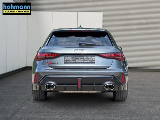 Audi / RS3 Sportback / Grau / / / MATRIX+360KAM+SHZ+KLIMA+LED+SOUND+19ALU+DESIGNPAKET ROT, Beispielbilder, ggf. teilweise mit Sonderausstattung