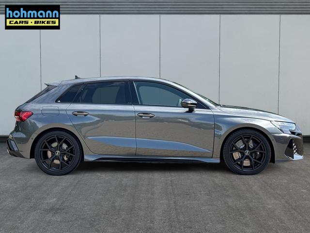 Audi / RS3 Sportback / Grau / / / MATRIX+360KAM+SHZ+KLIMA+LED+SOUND+19ALU+DESIGNPAKET ROT, Beispielbilder, ggf. teilweise mit Sonderausstattung