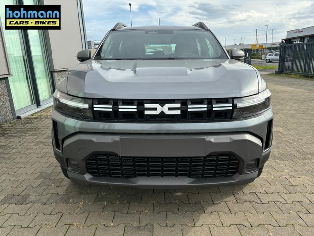 Dacia Duster Journey 1.6 HYBRID 140 AUTOMATIK (Benzin/Elektro), 18" Alufelgen "TAGASAN", Klimaautomatik, Hands-free, Rückfahrkamera, Parksensoren hinten, LED-Scheinwerfer, NAVI MEDIA LIV 10", Abgedunkelte Scheiben, Nebelscheinwerfer, Armlehne, Dachreling, Tempomat 