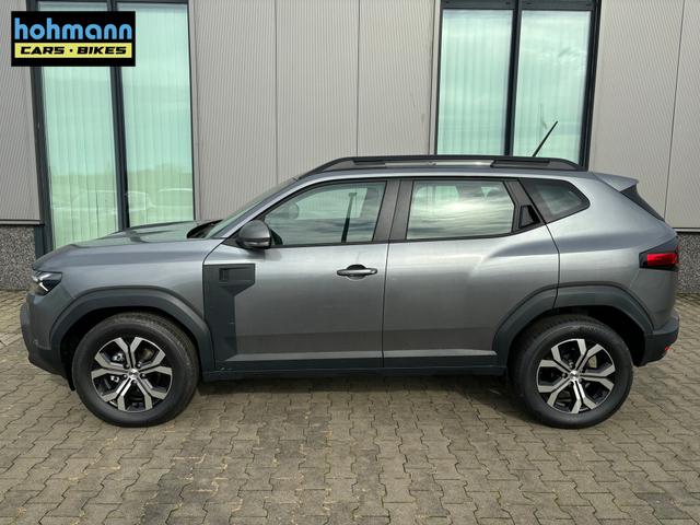 Dacia Duster Journey 1.6 HYBRID 140 AUTOMATIK (Benzin/Elektro), 18" Alufelgen "TAGASAN", Klimaautomatik, Hands-free, Rückfahrkamera, Parksensoren hinten, LED-Scheinwerfer, NAVI MEDIA LIV 10", Abgedunkelte Scheiben, Nebelscheinwerfer, Armlehne, Dachreling, Tempomat 