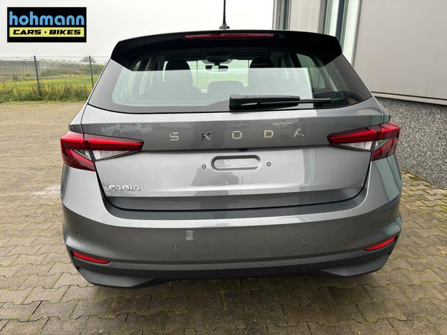 Skoda Fabia Classic LIEFERUNG KOSTENLOS! 1.0 MPI 80PS, 15" ALU, LED-Scheinwerfer, M-Lederlenkrad, Nebelscheinwerfer, Parksensoren vorn + hinten, Rückfahrkamera, Sitzheizung, Tempomat, Klimaanlage, Infotainment 8"+Wireless SmartLink, Fußmatten, Mittelarmlehne vorne 