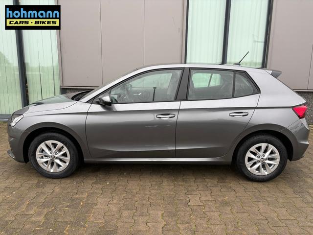 Skoda Fabia Classic LIEFERUNG KOSTENLOS! 1.0 MPI 80PS, 15" ALU, LED-Scheinwerfer, M-Lederlenkrad, Nebelscheinwerfer, Parksensoren vorn + hinten, Rückfahrkamera, Sitzheizung, Tempomat, Klimaanlage, Infotainment 8"+Wireless SmartLink, Fußmatten, Mittelarmlehne vorne 