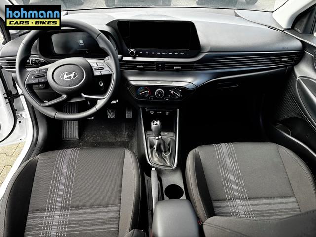 Hyundai i20 Comfort 1.2i 79PS, META-BLUE METALLIC, 5 Jahre Garantie, NAVIGATION 10,25", Klima, Parksensoren hinten, Rückfahrkamera, Alarm, Lederlenkrad, Tempomat, Armlehne vorne, Reserverad, 4x elektr. Fensterheber, Fernlicht-Assistent 