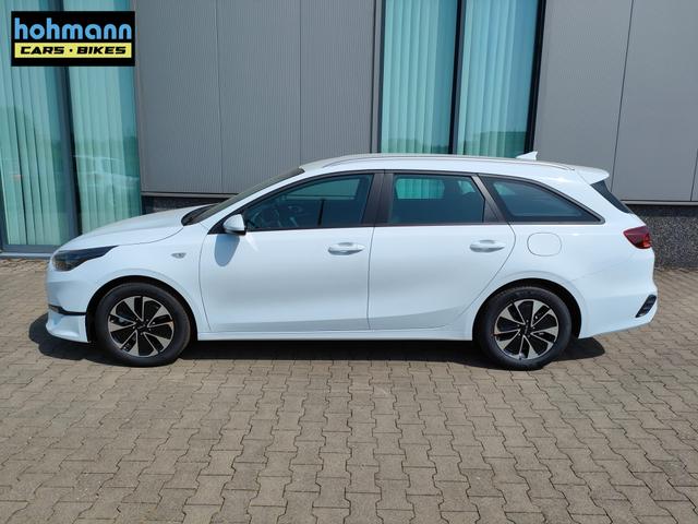 Kia Ceed Sportswagon Spin 1.5 T-GDI 140PS 6-Gang, Weiß, 16" Alufelgen, Klimaanlage, Winter-Paket, Navigationssystem 10,25", Parksensoren hinten, Rückfahrkamera, Tempomat, Dachreling, Beheiztes Lederlenkrad, ZV mit Fernbedienung, Reserve-Notrad 