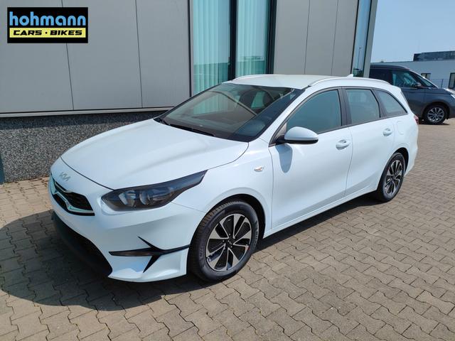 Kia Ceed Sportswagon Spin 1.5 T-GDI 140PS 6-Gang, Weiß, 16" Alufelgen, Klimaanlage, Winter-Paket, Navigationssystem 10,25", Parksensoren hinten, Rückfahrkamera, Tempomat, Dachreling, Beheiztes Lederlenkrad, ZV mit Fernbedienung, Reserve-Notrad 