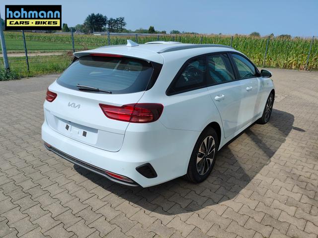Kia Ceed Sportswagon Spin 1.5 T-GDI 140PS 6-Gang, Weiß, 16" Alufelgen, Klimaanlage, Winter-Paket, Navigationssystem 10,25", Parksensoren hinten, Rückfahrkamera, Tempomat, Dachreling, Beheiztes Lederlenkrad, ZV mit Fernbedienung, Reserve-Notrad 