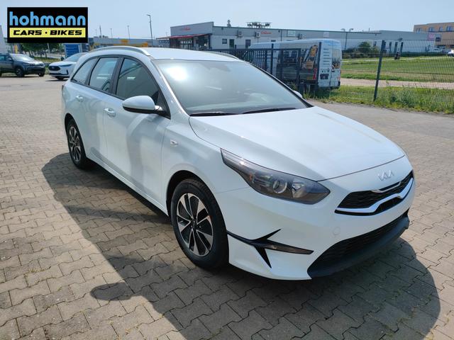 Kia Ceed Sportswagon Spin 1.5 T-GDI 140PS 6-Gang, Weiß, 16" Alufelgen, Klimaanlage, Winter-Paket, Navigationssystem 10,25", Parksensoren hinten, Rückfahrkamera, Tempomat, Dachreling, Beheiztes Lederlenkrad, ZV mit Fernbedienung, Reserve-Notrad 