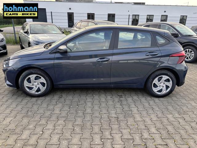Hyundai i20 Comfort 1.2i 79PS, AURORA-GRAU METALLIC, 5 Jahre Garantie, NAVIGATION 10,25", Klima, Parksensoren hinten, Rückfahrkamera, Alarm, Lederlenkrad, Tempomat, Armlehne vorne, Reserverad, 4x elektr. Fensterheber, Fernlicht-Assistent 