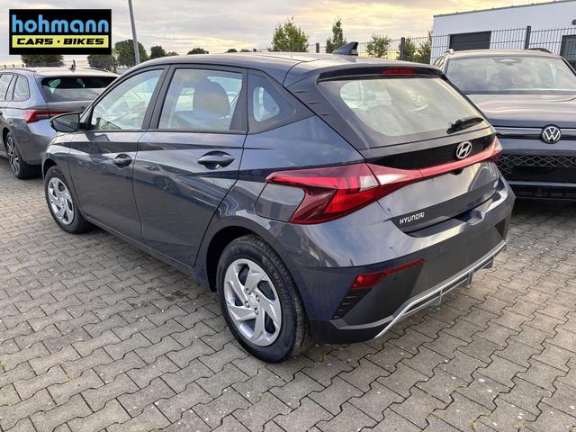 Hyundai i20 Comfort 1.2i 79PS, AURORA-GRAU METALLIC, 5 Jahre Garantie, NAVIGATION 10,25", Klima, Parksensoren hinten, Rückfahrkamera, Alarm, Lederlenkrad, Tempomat, Armlehne vorne, Reserverad, 4x elektr. Fensterheber, Fernlicht-Assistent 