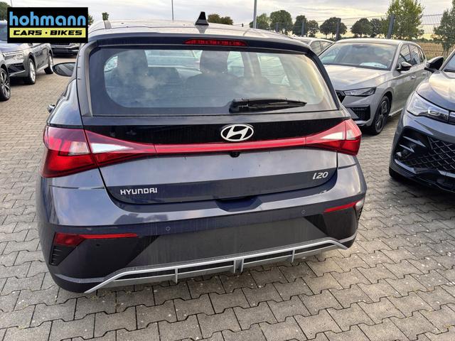 Hyundai i20 Comfort 1.2i 79PS, AURORA-GRAU METALLIC, 5 Jahre Garantie, NAVIGATION 10,25", Klima, Parksensoren hinten, Rückfahrkamera, Alarm, Lederlenkrad, Tempomat, Armlehne vorne, Reserverad, 4x elektr. Fensterheber, Fernlicht-Assistent 