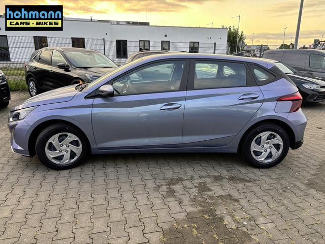 Hyundai i20 Comfort 1.2i 79PS, META-BLUE METALLIC, 5 Jahre Garantie, NAVIGATION 10,25", Klima, Parksensoren hinten, Rückfahrkamera, Alarm, Lederlenkrad, Tempomat, Armlehne vorne, Reserverad, 4x elektr. Fensterheber, Fernlicht-Assistent 