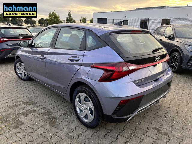 Hyundai i20 Comfort 1.2i 79PS, META-BLUE METALLIC, 5 Jahre Garantie, NAVIGATION 10,25", Klima, Parksensoren hinten, Rückfahrkamera, Alarm, Lederlenkrad, Tempomat, Armlehne vorne, Reserverad, 4x elektr. Fensterheber, Fernlicht-Assistent 