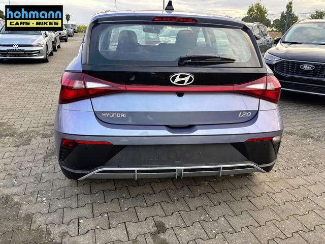 Hyundai i20 Comfort 1.2i 79PS, META-BLUE METALLIC, 5 Jahre Garantie, NAVIGATION 10,25", Klima, Parksensoren hinten, Rückfahrkamera, Alarm, Lederlenkrad, Tempomat, Armlehne vorne, Reserverad, 4x elektr. Fensterheber, Fernlicht-Assistent 