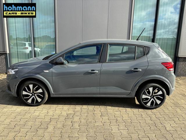 Dacia Sandero Expression 1.0 ECO-G 100 BENZIN/LPG-GASANLAGE, SONDERLACKIERUNG URBAN-GRAU, Klimaanlage, NAVIGATIONSSYSTEM 8", Parksensoren VORNE + HINTEN, RÜCKFAHRKAMERA, TOTER-WINKEL-WARNER, Nebelscheinwerfer, Tempomat, Lederlenkrad, Armlehne, Spiegel elektr. einstell-/beheizbar 