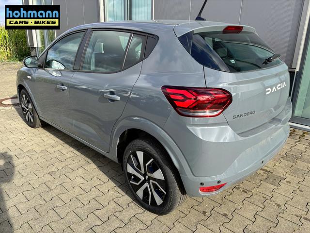 Dacia Sandero Expression 1.0 ECO-G 100 BENZIN/LPG-GASANLAGE, SONDERLACKIERUNG URBAN-GRAU, Klimaanlage, NAVIGATIONSSYSTEM 8", Parksensoren VORNE + HINTEN, RÜCKFAHRKAMERA, TOTER-WINKEL-WARNER, Nebelscheinwerfer, Tempomat, Lederlenkrad, Armlehne, Spiegel elektr. einstell-/beheizbar 