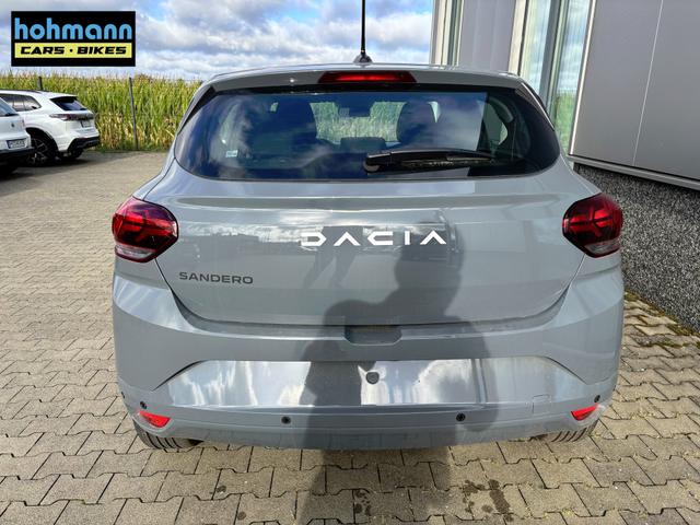 Dacia Sandero Expression 1.0 ECO-G 100 BENZIN/LPG-GASANLAGE, SONDERLACKIERUNG URBAN-GRAU, Klimaanlage, NAVIGATIONSSYSTEM 8", Parksensoren VORNE + HINTEN, RÜCKFAHRKAMERA, TOTER-WINKEL-WARNER, Nebelscheinwerfer, Tempomat, Lederlenkrad, Armlehne, Spiegel elektr. einstell-/beheizbar 
