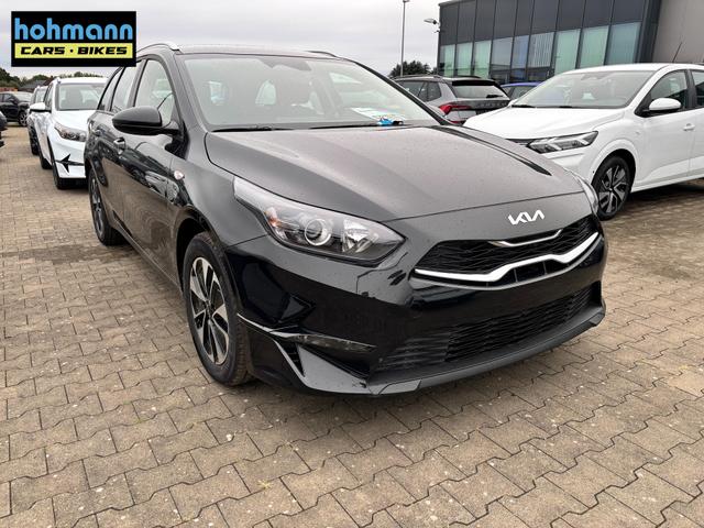 Kia Ceed Sportswagon Spin 1.5 T-GDI 140PS 6-Gang, Schwarz-Metallic, 16" Alufelgen, Klimaanlage, Winter-Paket, Navigationssystem 10,25", Parksensoren hinten, Rückfahrkamera, Tempomat, Dachreling, Beheiztes Lederlenkrad, ZV mit Fernbedienung, Reserve-Notrad 