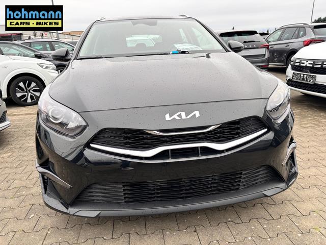 Kia Ceed Sportswagon Spin 1.5 T-GDI 140PS 6-Gang, Schwarz-Metallic, 16" Alufelgen, Klimaanlage, Winter-Paket, Navigationssystem 10,25", Parksensoren hinten, Rückfahrkamera, Tempomat, Dachreling, Beheiztes Lederlenkrad, ZV mit Fernbedienung, Reserve-Notrad 