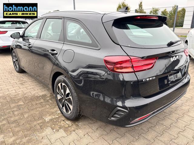 Kia Ceed Sportswagon Spin 1.5 T-GDI 140PS 6-Gang, Schwarz-Metallic, 16" Alufelgen, Klimaanlage, Winter-Paket, Navigationssystem 10,25", Parksensoren hinten, Rückfahrkamera, Tempomat, Dachreling, Beheiztes Lederlenkrad, ZV mit Fernbedienung, Reserve-Notrad 
