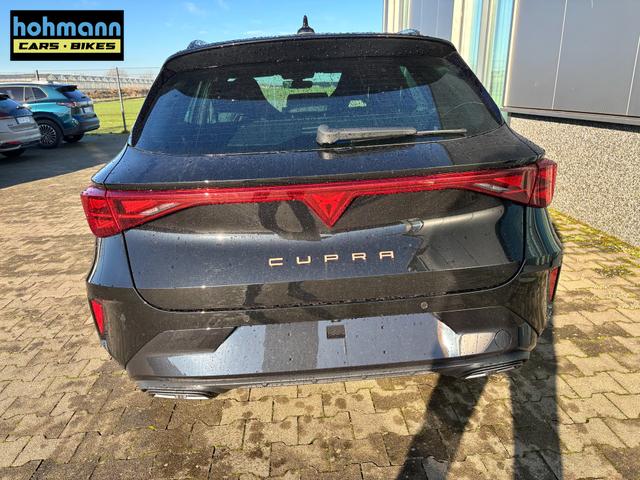 Cupra Leon Sportstourer Basis 1.5 TSI 150PS, 5J Garantie, SCHWARZ-METALLIC, ANH&Auml;NGERKUPPLUNG, EDGE-PAKET (KEYLESS, ALARM, R&Uuml;CKFAHRKAMERA), SCHALENSITZE / FAHRERSITZ ELEKTRISCH, SITZHEIZUNG, 18" ALU, ELEKTR. HECKKLAPPE, 3Z-Climatronic, ACC, Full Link, Parksensoren v/h, Privacy-Glas 