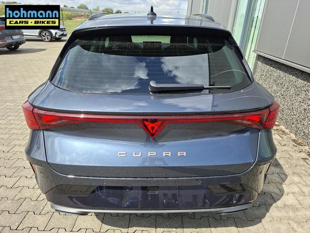 Cupra Leon Sportstourer Basis 1.5 eTSI 150PS DSG (AUTOMATIK), GRAU-MET, ANH&Auml;NGERKUPPLUNG, ELEKTR. HECKKLAPPE, KESSY, ALARM, R&Uuml;CKFAHRKAMERA, 18" Alu, Sitzheizung, M-Lederlenkrad beheizt, Parksensoren vorne und hinten, Adaptiver Tempomat, 3-Zonen-Climatronic, Radio 12,9" + Full Link 