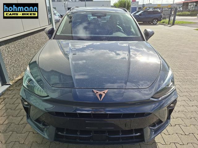 Cupra Leon Sportstourer Basis 1.5 eTSI 150PS DSG (AUTOMATIK), Fjord-Blau, ANH&Auml;NGERKUPPLUNG, ELEKTR. HECKKLAPPE, KESSY, ALARM, R&Uuml;CKFAHRKAMERA, 18" Alu, Sitzheizung, M-Lederlenkrad beheizt, Parksensoren vorne und hinten, Adaptiver Tempomat, 3-Zonen-Climatronic, Radio 12,9" + Full Link 