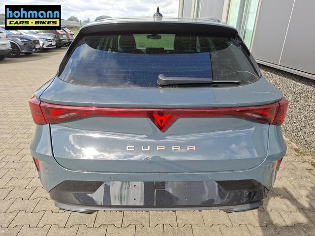 Cupra Leon Sportstourer Basis 1.5 eTSI 150PS DSG (AUTOMATIK), Fjord-Blau, ANH&Auml;NGERKUPPLUNG, ELEKTR. HECKKLAPPE, KESSY, ALARM, R&Uuml;CKFAHRKAMERA, 18" Alu, Sitzheizung, M-Lederlenkrad beheizt, Parksensoren vorne und hinten, Adaptiver Tempomat, 3-Zonen-Climatronic, Radio 12,9" + Full Link 