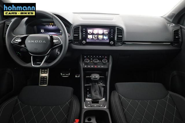 Skoda Karoq Sportline 1.5 TSI DSG Sportline, Pano, AHK, Navi, CANTON, Matrix, AreaView, Side, el. Klappe, FS-beheizbar, 5 J.-Garantie 