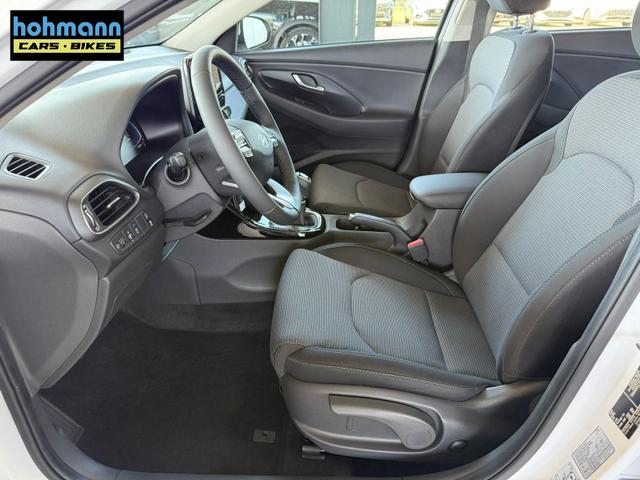 Hyundai i30 Kombi Smart 1.5 GDI / Navi PDC V.&H + Kamera LED Tempomat Alu 16" 