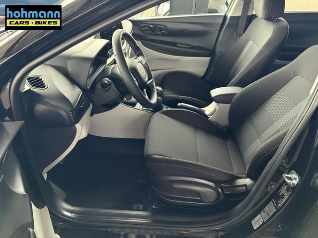 Hyundai i20 Pure 1.2 MPI / Navi PDC Hinten + Kamera Abgedunkelte Scheiben Tempomat Alu 16" 