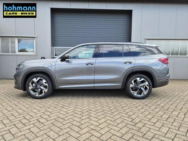 Skoda Kodiaq Sportline 1.5 TSI 204PS PHEV DSG schwenkb. AHK elektr. PanoDach HUD Alcantara PDC v+h 360&deg;Kamera CANTON Sound Klimaautomatik Sitzheizung Lenkradheizung Navi Apple CarPlay Android Auto 2xKeyless 19"LM vollelektr. Reichweite 116KM 