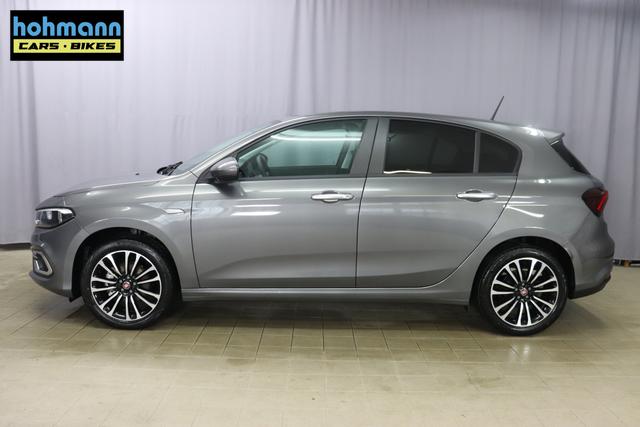 Tipo 5-T&uuml;rer MY22 TIPO 5-T&uuml;rer City Life 1.0 74kW (100PS)695 - Colosseo Grau 645 - Stoff Schwarz "316 R&uuml;ckfahrkamera mit dynamischen F&uuml;hrungslinien 3A4 Sicherheits-Plus-Paket 3A5 Convenience Plus-Paket 3B4 Style-Paket 452 Sitzheizung vorn 5DR Colosseo Grau ja laut RE 21.10 fb 7QC Uconnect&trade; NAV Navigationssystem und digitalem Audioempfang DAB+"