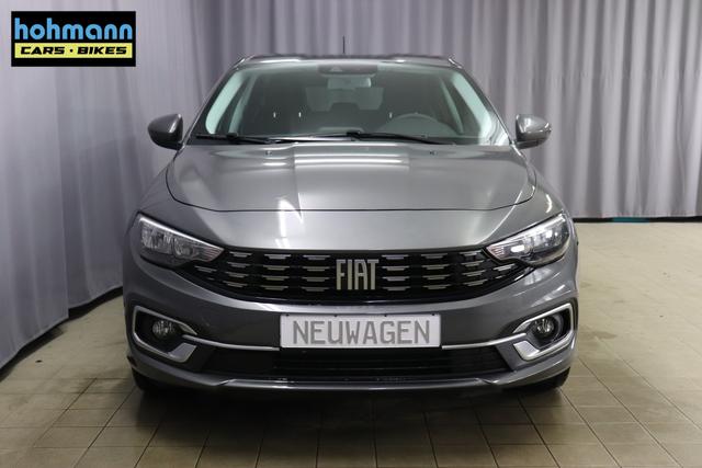 Tipo 5-T&uuml;rer MY22 TIPO 5-T&uuml;rer City Life 1.0 74kW (100PS)695 - Colosseo Grau 645 - Stoff Schwarz "316 R&uuml;ckfahrkamera mit dynamischen F&uuml;hrungslinien 3A4 Sicherheits-Plus-Paket 3A5 Convenience Plus-Paket 3B4 Style-Paket 452 Sitzheizung vorn 5DR Colosseo Grau ja laut RE 21.10 fb 7QC Uconnect&trade; NAV Navigationssystem und digitalem Audioempfang DAB+"