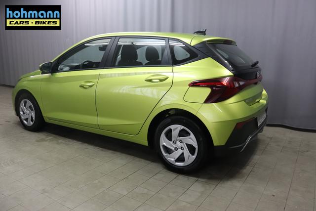 Hyundai i20 Comfort 1.2 58 kW (79 PS) Klimaanlage, Navigationssystem, Radio mit DAB, Apple CarPlay & Android Auto, Rückfahrkamera, Einparkhilfe hinten, Lichtsensor, Spurhalteassistent, Fernlichtassistent, Verkehrszeichenassistent uvm. 